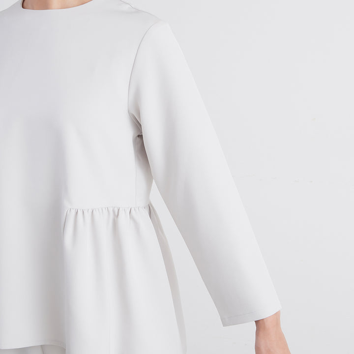 un cinq アンサンク］ #25-14 Stretch Double Cloth Peplum Blouse